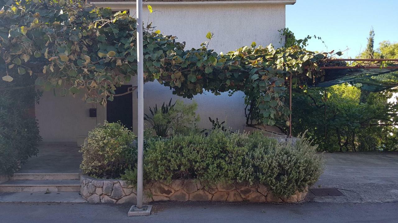 Apartments And Room Caric Jelsa  Exterior foto