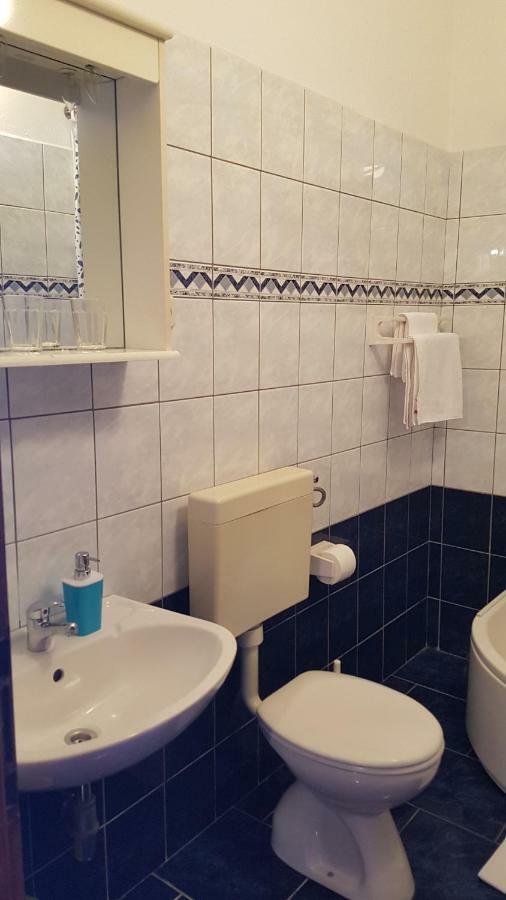 Apartments And Room Caric Jelsa  Exterior foto