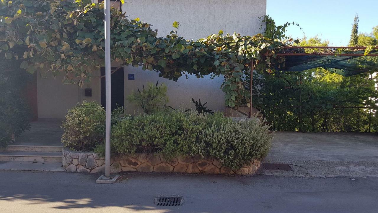 Apartments And Room Caric Jelsa  Exterior foto